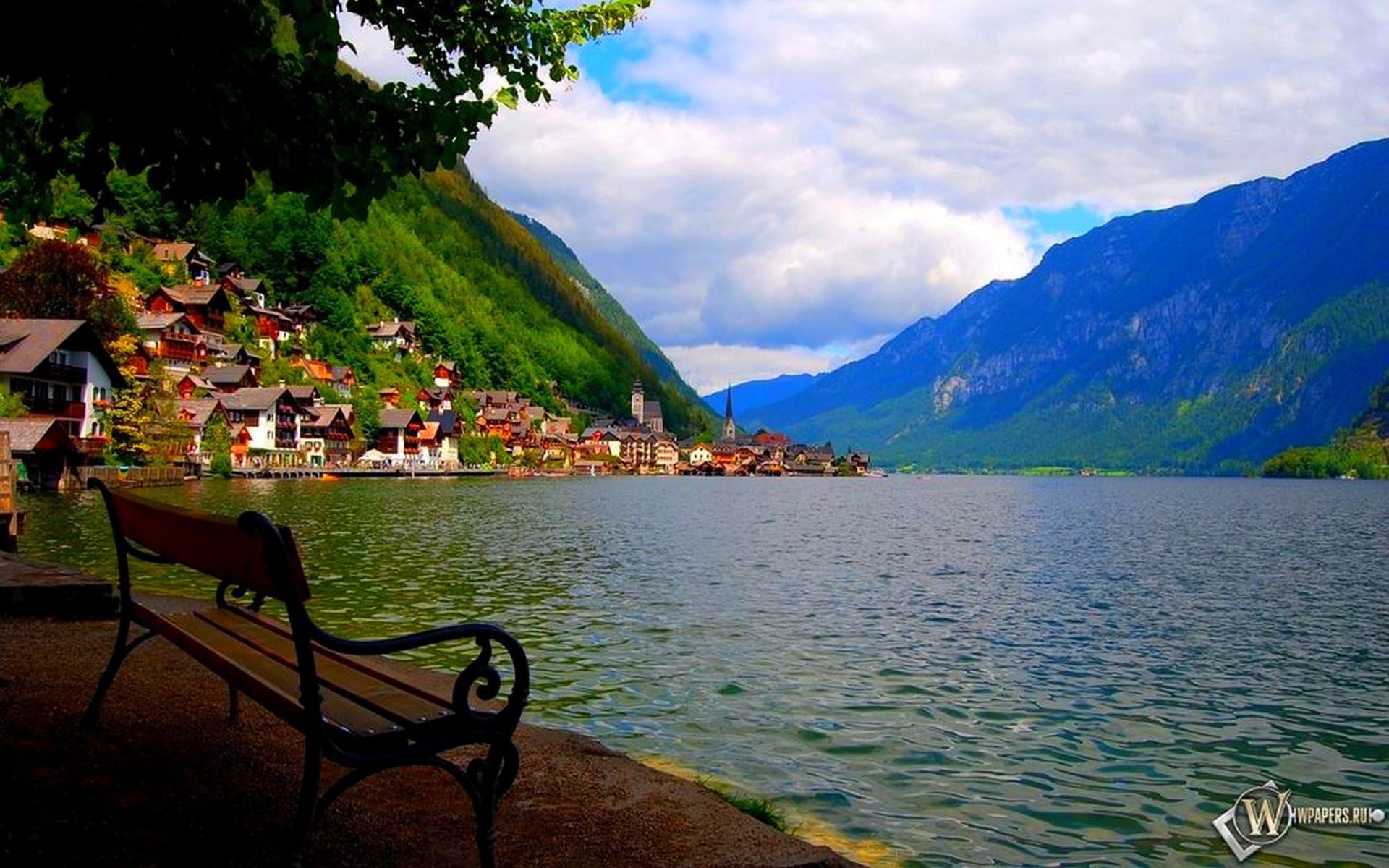 Городок на озерах. Городок в Австрии на озере Гальштат. Фирвальдштетское озеро Швейцария. Озеро в деревне. Деревня в горах.