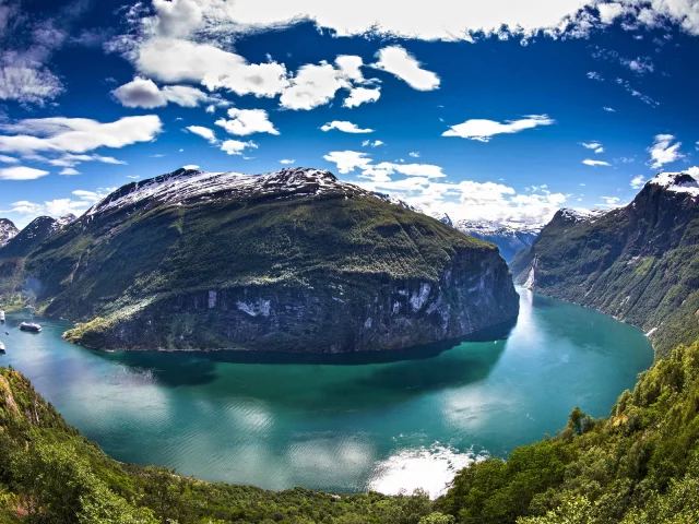 Море, вода, горы, корабли, небо, облака.