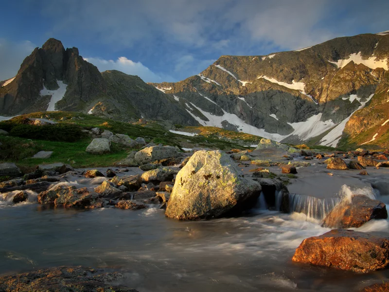 горы, трава, вода, река, небо, облака, лучи, скалы, камни, снег, природа, пейзаж, Рила, Болгария