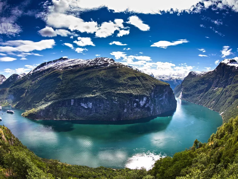 Море, вода, горы, корабли, небо, облака.