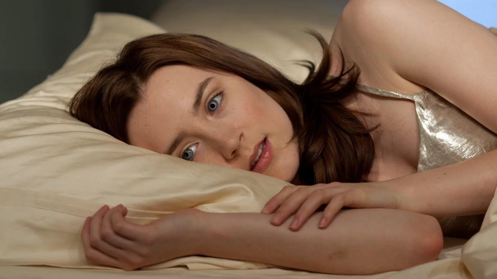 сирша ронан, saoirse ronan, ирландская актриса, гостья, the host, 2013, фильм, мелани страйдер, девушка, спит, подушка, кино, глаза, плечи, губы