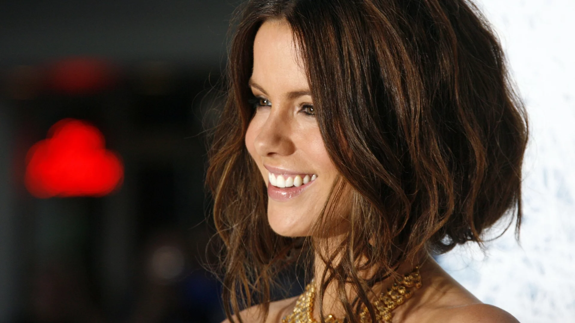  whiteout premiere, белая мгла, улыбка, кейт бекинсейл, kate beckinsale