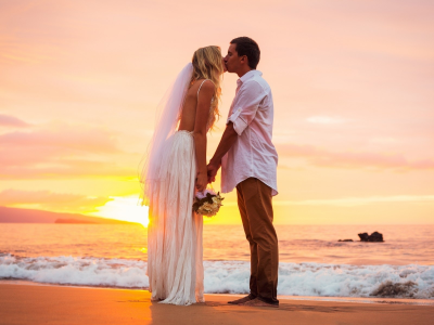 жених, невеста, поцелуй, море, цветы, свадьба, волна, берег, пляж, платье, блондинка, девушка, мужчина, отношения, нежность