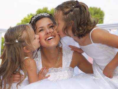 невеста, дети, радость, дочки, дочь, мама, свадьба, поцелуй, платье, цепочка