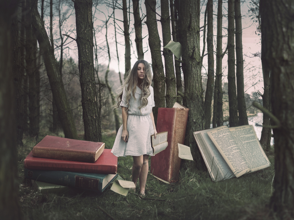 девушка, книги, лес