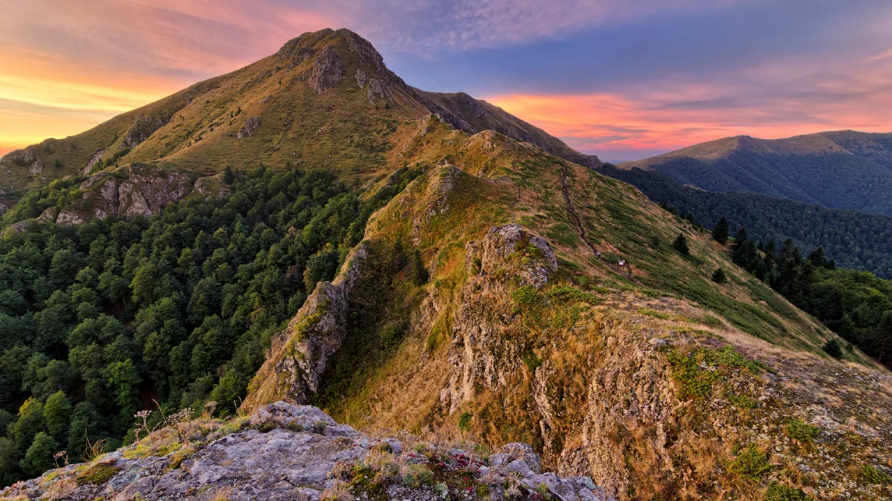 вершина, юмрука, стара планина, балканские горы, болгария, рассвет, утро, лучи, облака, небо, горы, деревья, трава, лес, скалы, пейзаж, природа