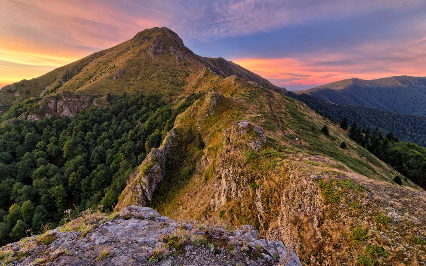 вершина, юмрука, стара планина, балканские горы, болгария, рассвет, утро, лучи, облака, небо, горы, деревья, трава, лес, скалы, пейзаж, природа