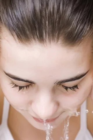 модель, руки, вода