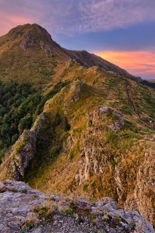 вершина, юмрука, стара планина, балканские горы, болгария, рассвет, утро, лучи, облака, небо, горы, деревья, трава, лес, скалы, пейзаж, природа