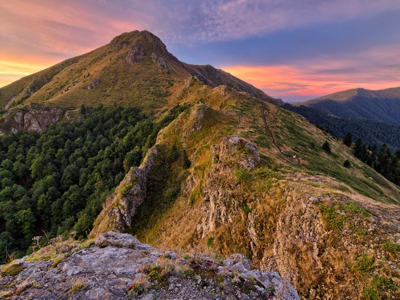 вершина, юмрука, стара планина, балканские горы, болгария, рассвет, утро, лучи, облака, небо, горы, деревья, трава, лес, скалы, пейзаж, природа