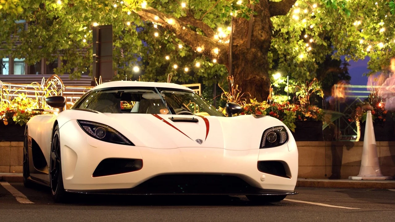 дерево, свет, koenigsegg, белый, гирлянда, гиперкар, agera r