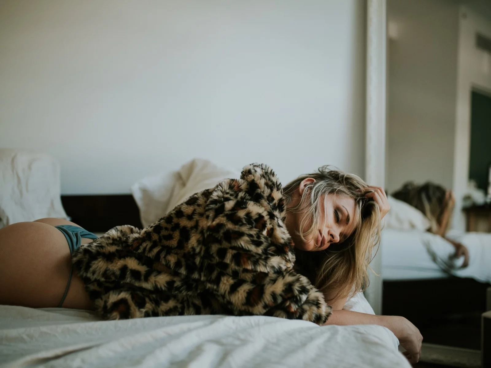 девушка, блондинка, взгляд, лежит, мех, трусики, стринги, белье, купальник, кровать, подушки, милая, красивая, сексуальная, симпатичная, секси, стройная, милашка, няшка