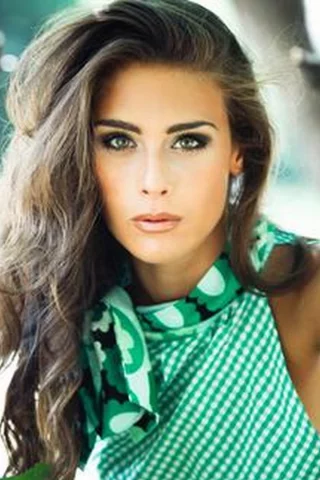 девушка, платье зеленое, взгляд, секси