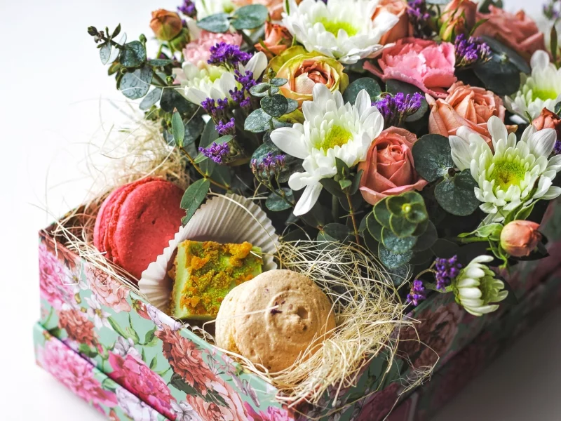букет, композиция, пирожные, розы, хризантемы