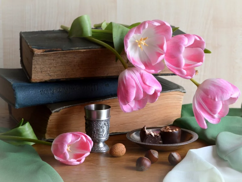 тюльпаны, натюрморт, книги, орехи, конфеты, ткань