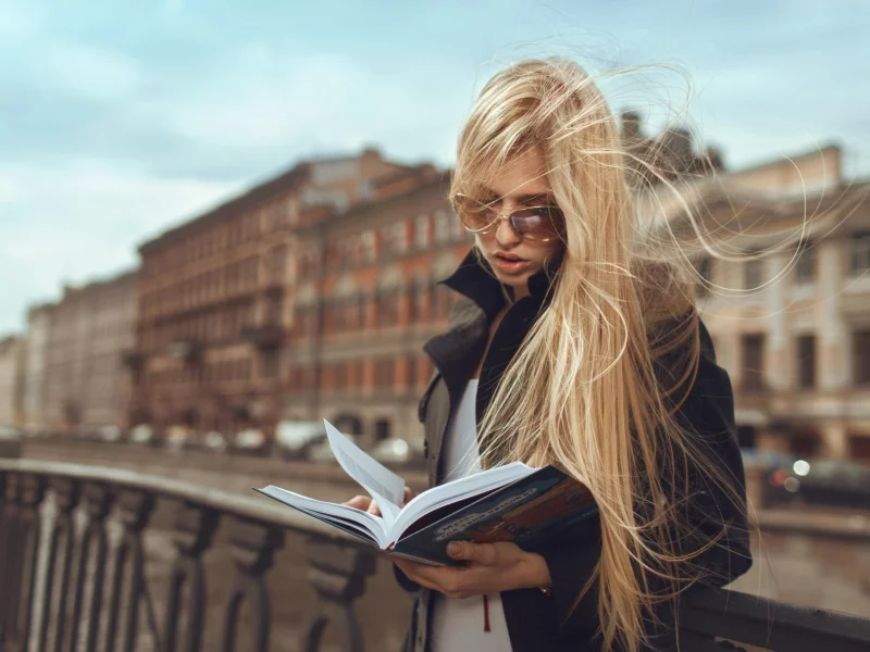 читает, книга