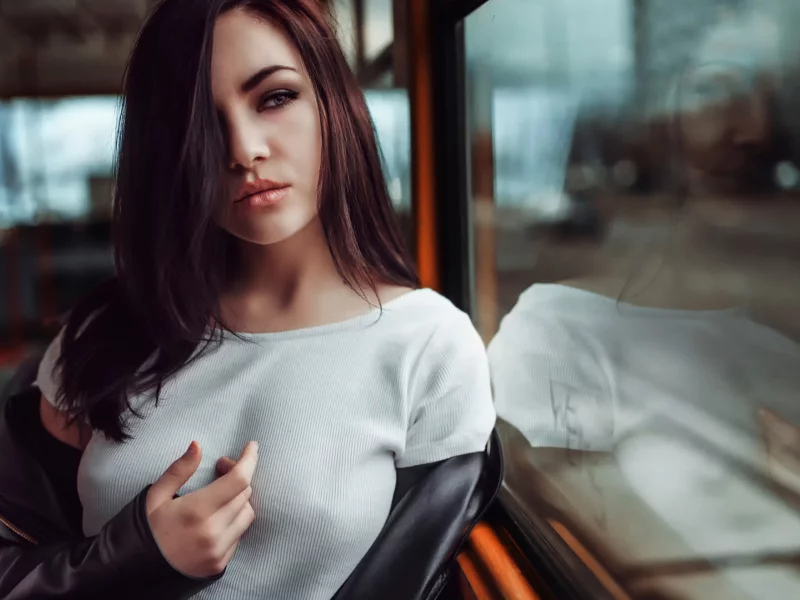 девушка, рыжая, шатенка, взгляд, окно, футболка, куртка, кожа, кожанка