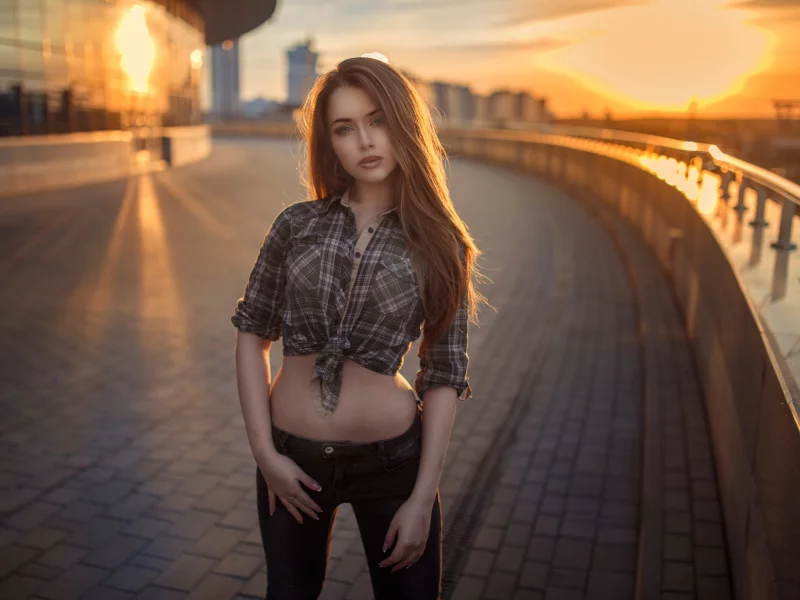 девушка, блондинка, шатенка, стоит, на улице, брусчатка, перила, рубашка, джинсы, закат, рассвет, живот, милая, красивая, сексуальная, симпатичная, секси, стройная, милашка, няшка