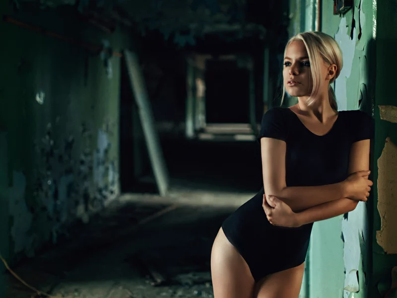 девушка, блондинка, взгляд, боди, взгляд, коридор, стоит, милая, красивая, сексуальная, симпатичная, секси, стройная, милашка, няшка