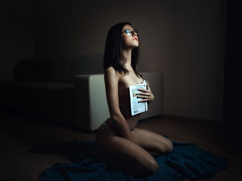 девушка, брюнетка, мечтает, очки, книга, трусики, белье, на полу, диван, родинка, милая, красивая, сексуальная, симпатичная, секси, стройная, милашка, няшка