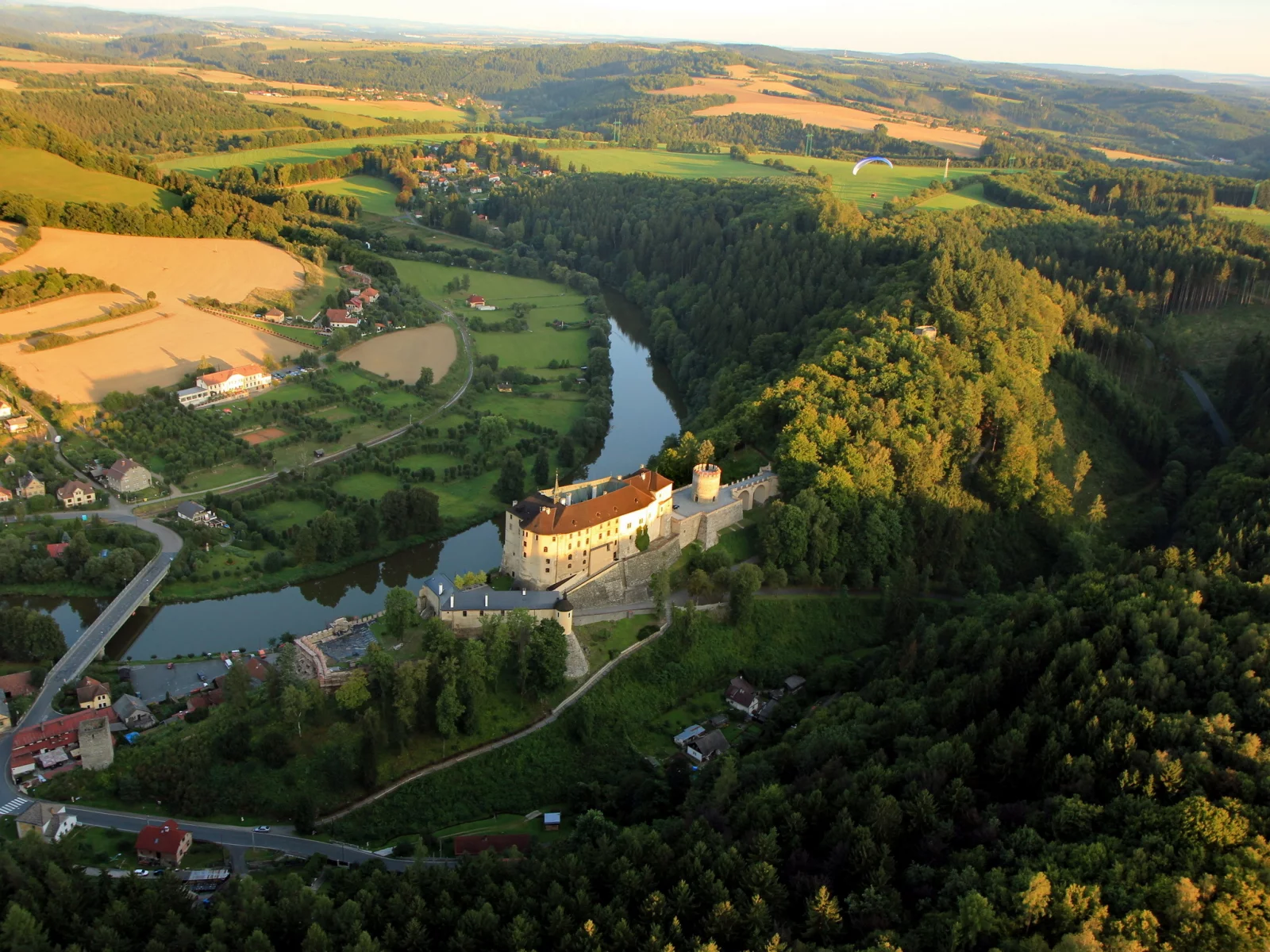 лес, republic, замок, горы, чехия, дома, природа, czech, река