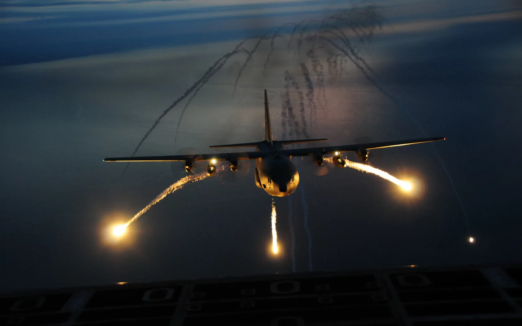 с-130, самолёт, взлёт, вспышки, геркулес, ночь, аэродром