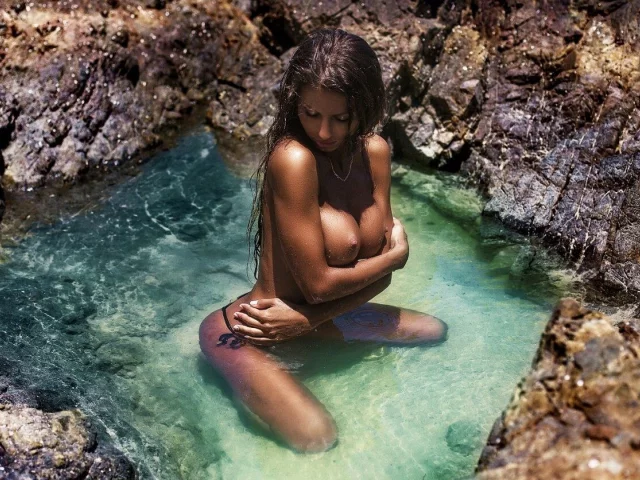 шатенка, сидит, вода, соски, девушка, милая, красивая, сексуальная, симпатичная, секси, стройная, милашка, модель, няшка, взгляд, попка, попа, ягодицы, сиськи, титьки, грудь, трусики, стринги, белье