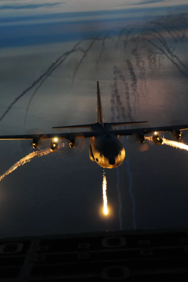 с-130, самолёт, взлёт, вспышки, геркулес, ночь, аэродром