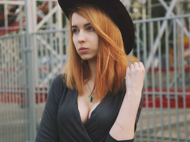 девушка, рыжая, взгляд, родинка, шляпа, забор, декольте, сиськи, титьки, грудь, милая, красивая, сексуальная, симпатичная, секси, стройная, милашка, няшка