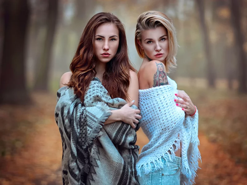 девушки, две, девушка, блондинка, шатенка, стоит, кофта, лес, осень, весна, джинсы, тату, пирсинг, милая, красивая, сексуальная, симпатичная, секси, стройная, милашка, няшка