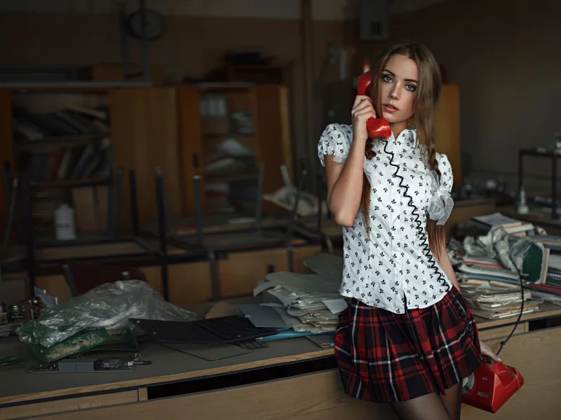 девушка, шатенка, взгляд, стоит, звонит, телефон, юбка, рубашка, косы, милая, красивая, сексуальная, симпатичная, секси, стройная, милашка, няшка