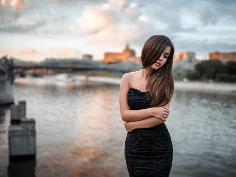 шатенка, платье, вода, река, город, мост, девушка, милая, красивая, сексуальная, симпатичная, секси, стройная, милашка, модель, няшка, взгляд