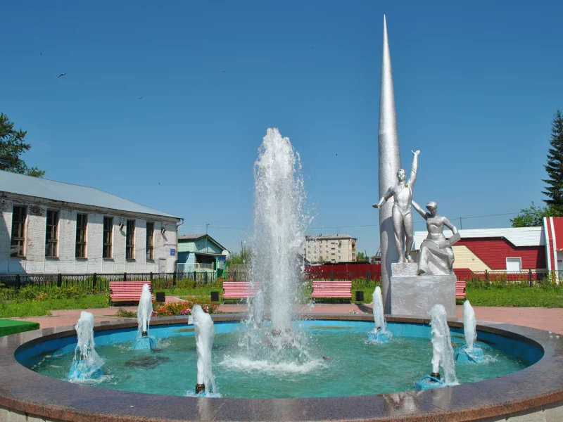 фонтан, скульптура, статуя, космос, село, город, глубинка, россия, дома, деревья, небо, птицы, скамейка