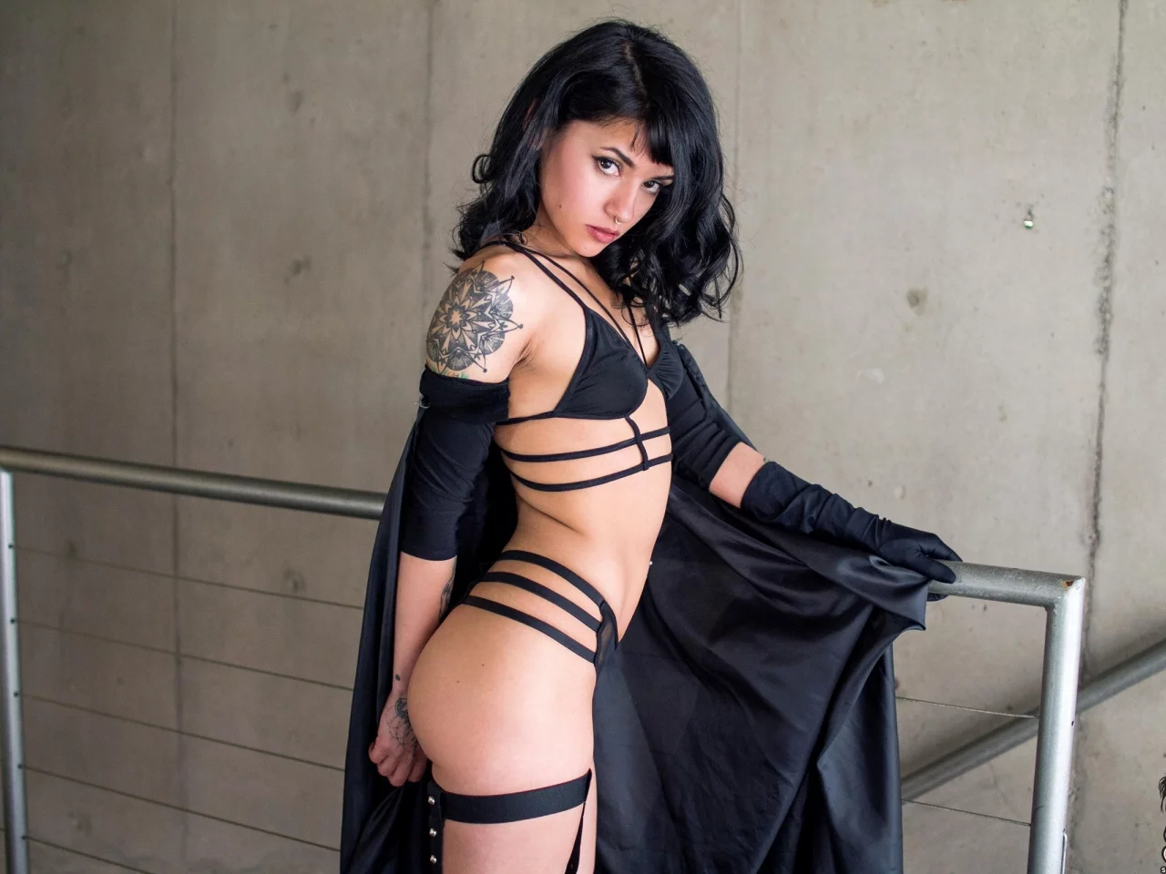 suicide girls, брюнетка, модель, татуировки, проколол перегородку, чувственный взгляд, черное белье, черные чулки, юбка, маленький