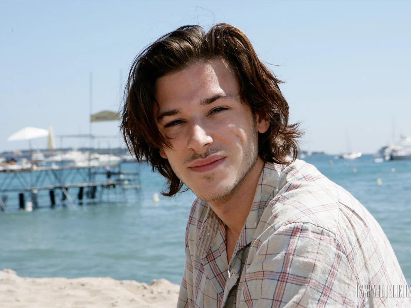 брюнет, море, gaspard ulliel, причал, взгляд