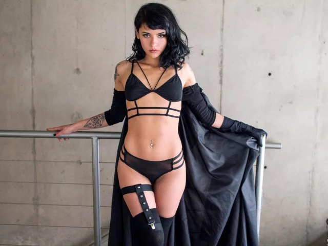 suicide girls, брюнетка, модель, татуировки, проколол перегородку, чувственный взгляд, черное белье, черные чулки, юбка, маленький