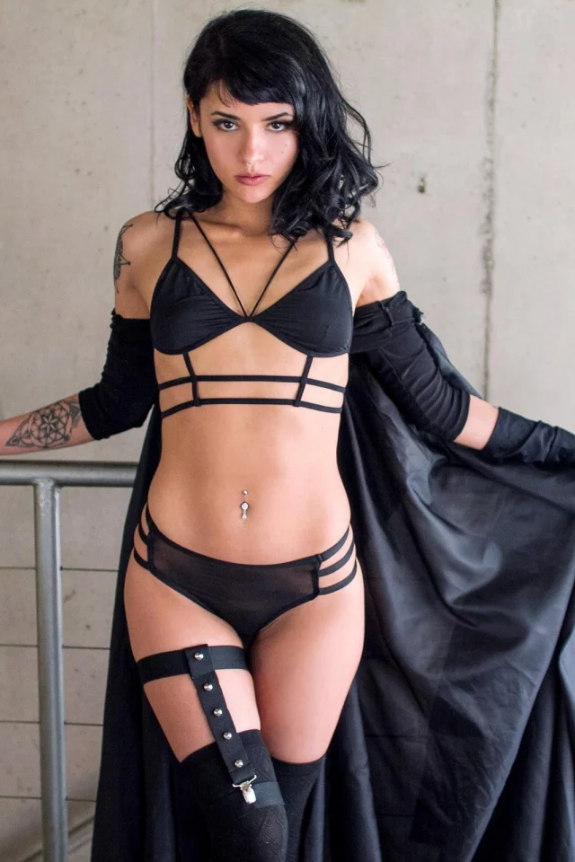 suicide girls, брюнетка, модель, татуировки, проколол перегородку, чувственный взгляд, черное белье, черные чулки, юбка, маленький
