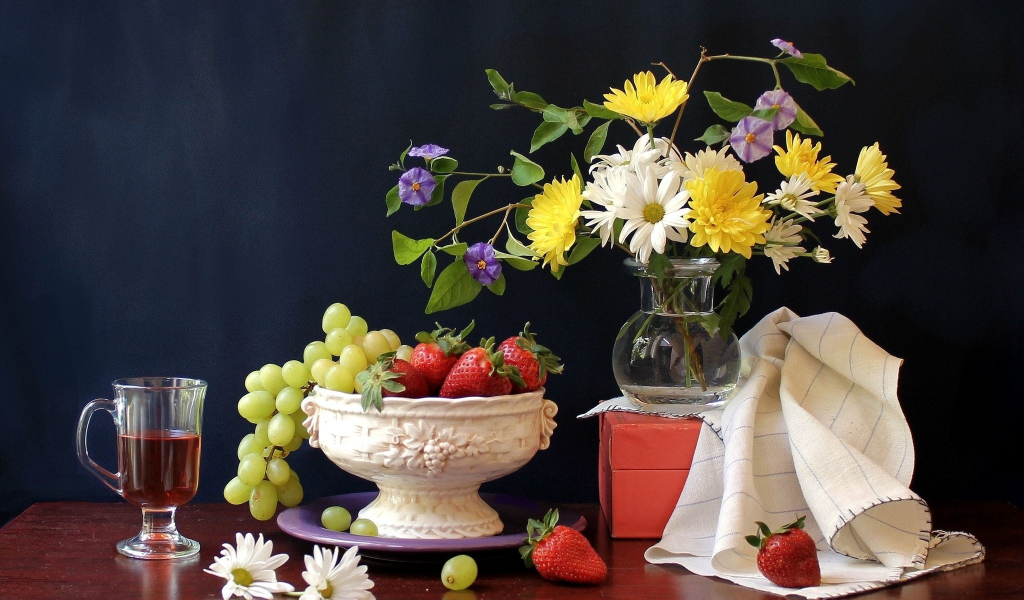 виноград, ваза, бокал, цветы, ромашки, клубника