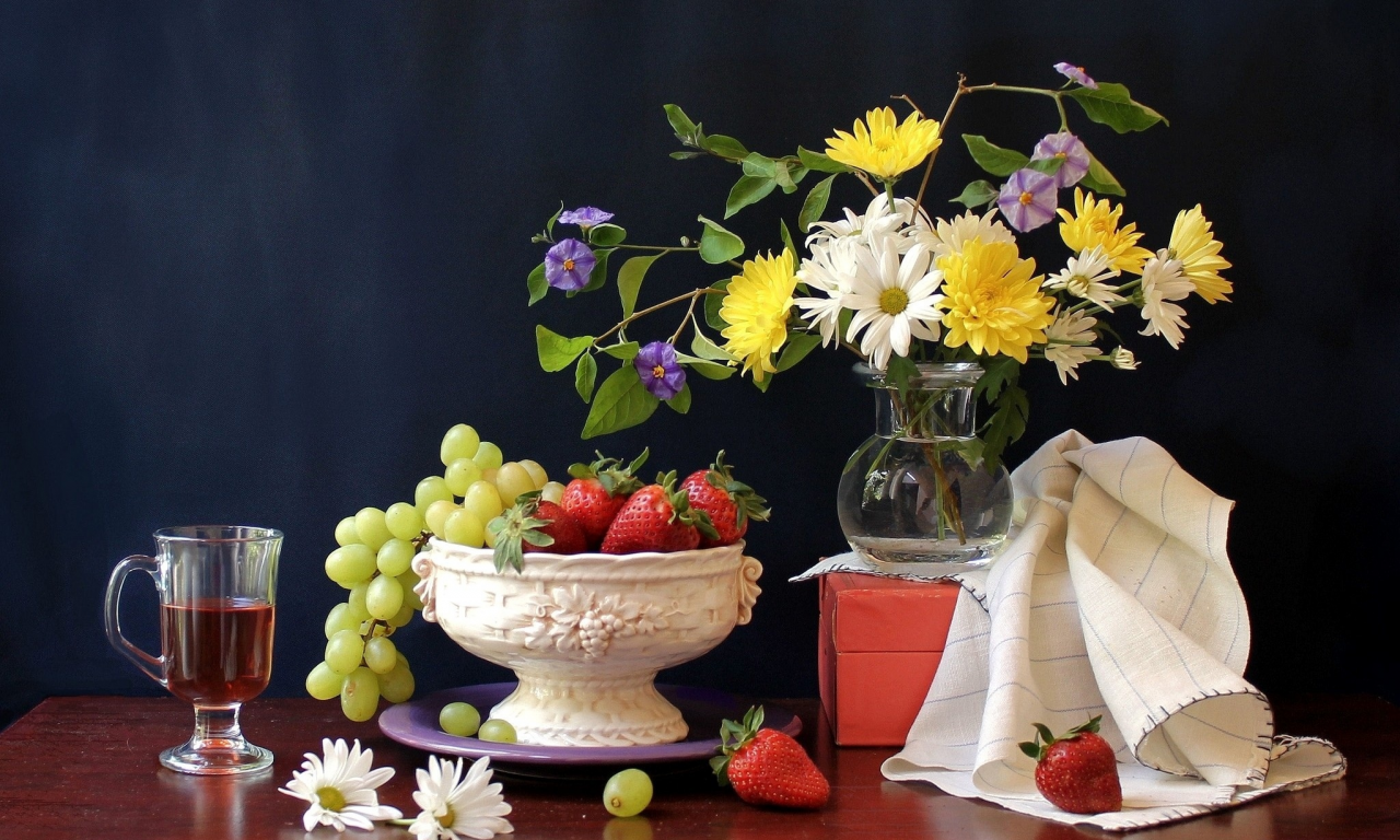 виноград, ваза, бокал, цветы, ромашки, клубника