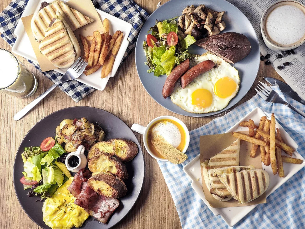 блюда, ассорти, яичница, хлеб, мясо, сосиски, кофе, картофель
