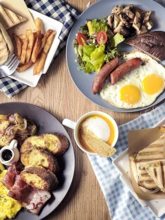 блюда, ассорти, яичница, хлеб, мясо, сосиски, кофе, картофель