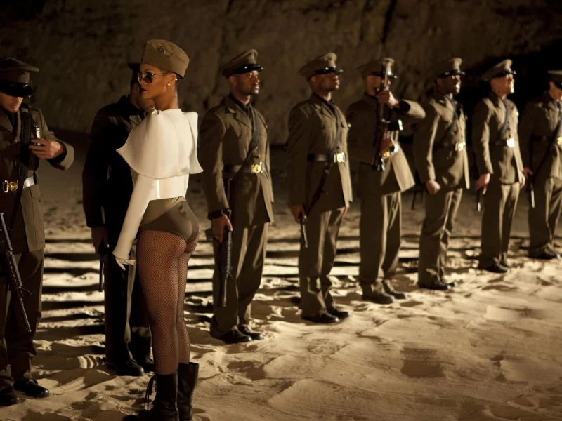 hard, солдаты, песок, rihanna