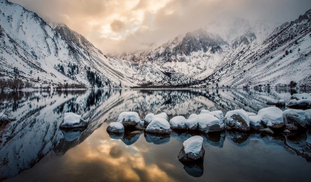 вода, природа, зима, горы, снег, отражение, скалы, камни, лес, туман, облака