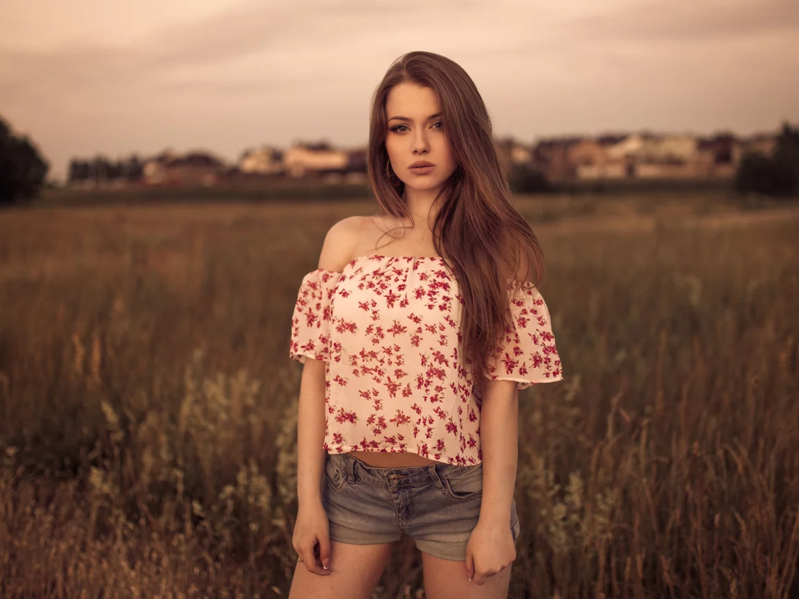 шатенка, лето, поле, шорты, девушка, фигура, милая, красивая, сексуальная, симпатичная, секси, стройная, модель, няшка, взгляд