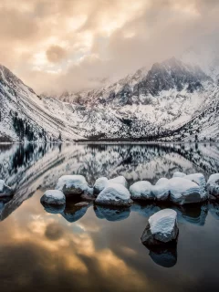 вода, природа, зима, горы, снег, отражение, скалы, камни, лес, туман, облака