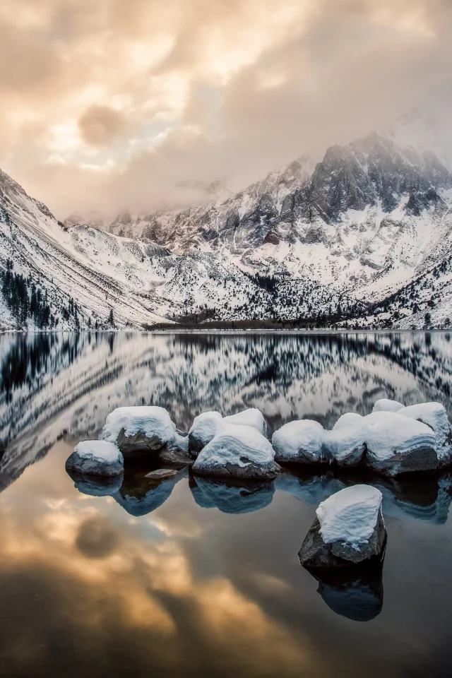 вода, природа, зима, горы, снег, отражение, скалы, камни, лес, туман, облака