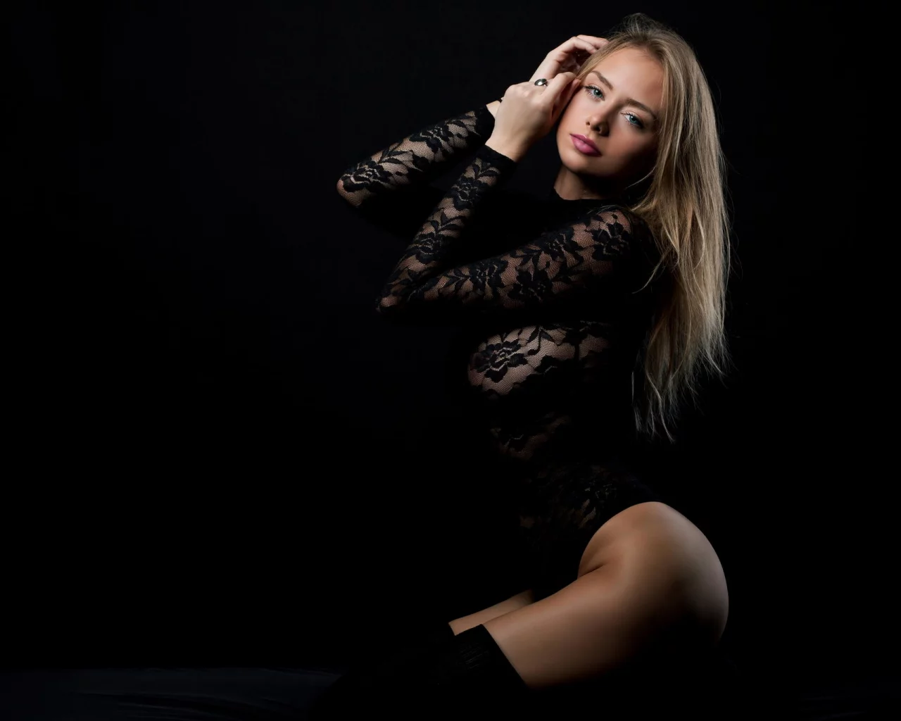 karolina debczynska, девушка, модель, милая, красивая, стройная, фигура, блондинка, боди, чулки, кружева, поза