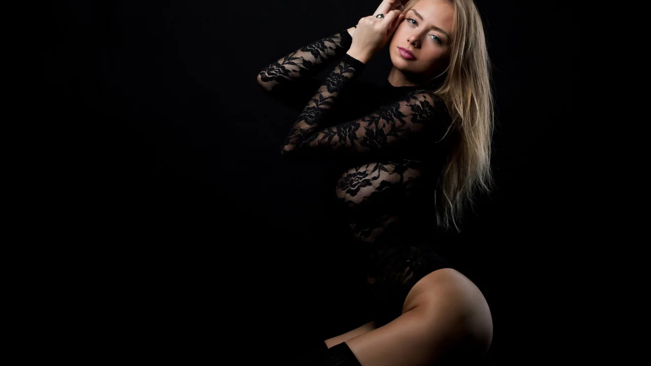 karolina debczynska, девушка, модель, милая, красивая, стройная, фигура, блондинка, боди, чулки, кружева, поза