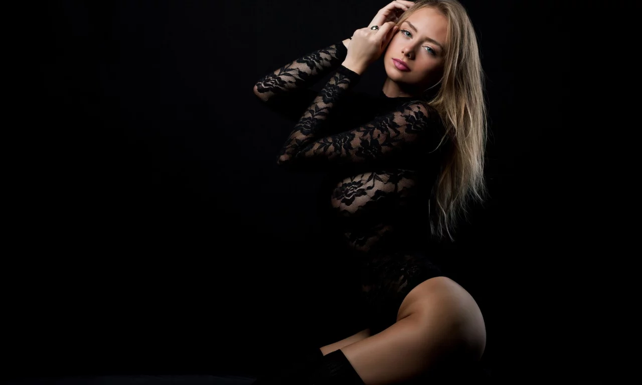 karolina debczynska, девушка, модель, милая, красивая, стройная, фигура, блондинка, боди, чулки, кружева, поза