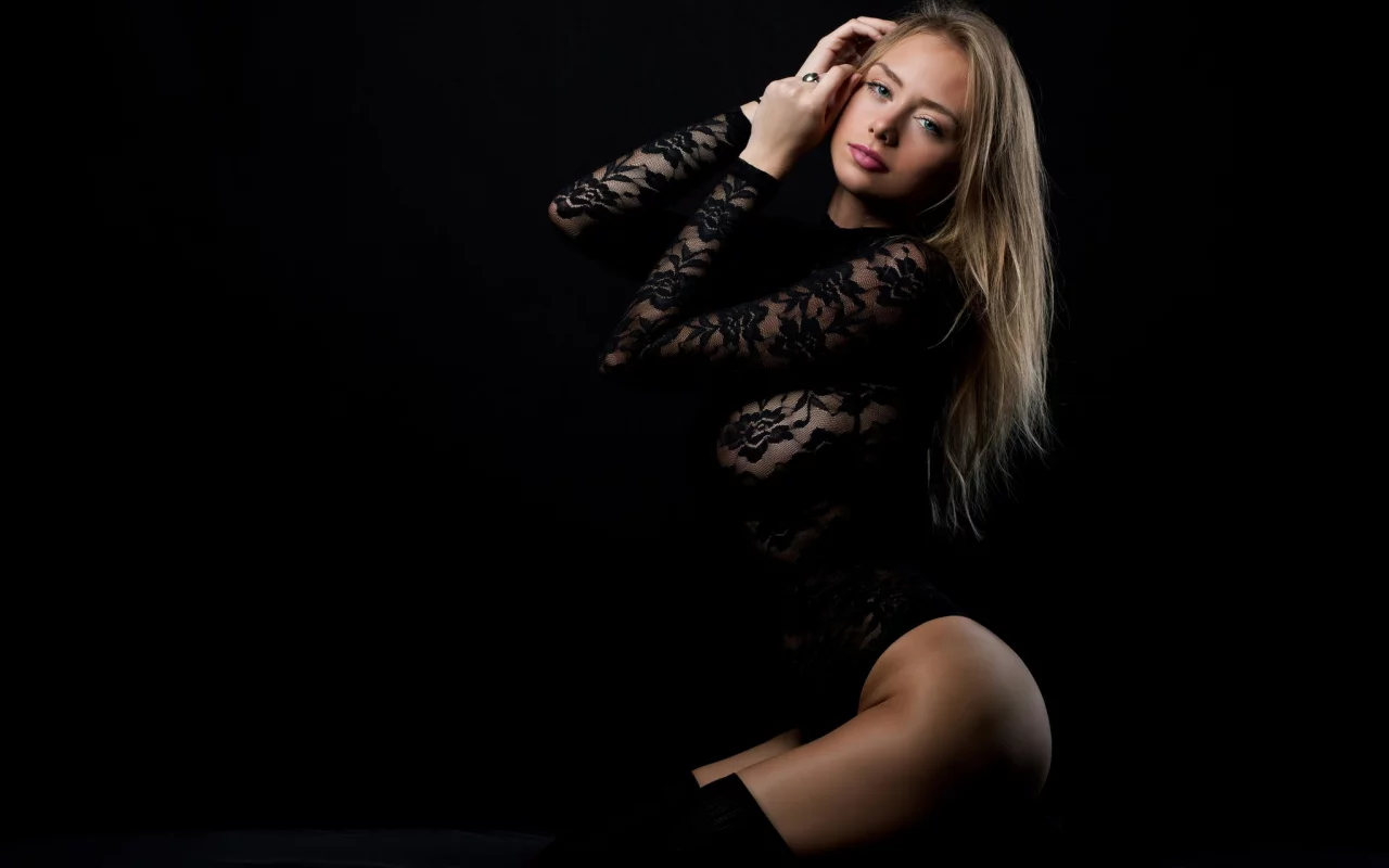 karolina debczynska, девушка, модель, милая, красивая, стройная, фигура, блондинка, боди, чулки, кружева, поза